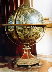 Hemelglobe, 1688 (papier-maché met houten standaard)